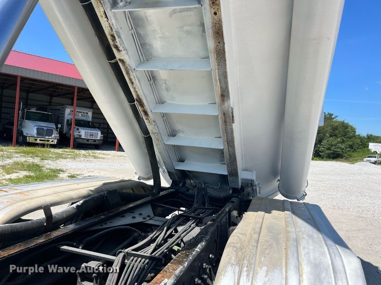 image for item MG9426 1998 Ford LT9513  vacuum truck