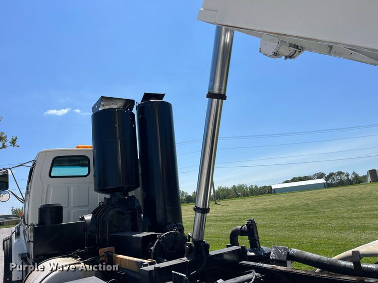 image for item MG9426 1998 Ford LT9513  vacuum truck