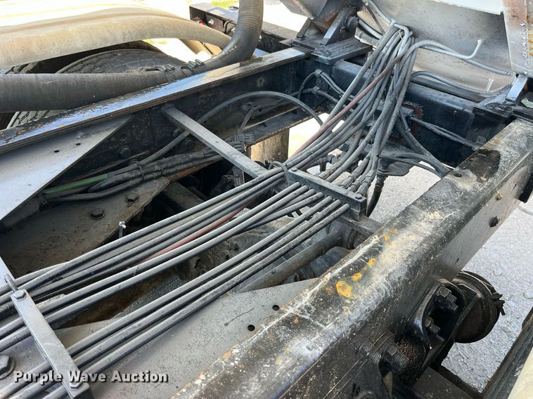 image for item MG9426 1998 Ford LT9513  vacuum truck