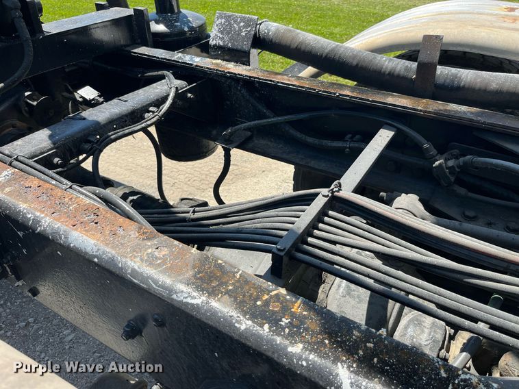 image for item MG9426 1998 Ford LT9513  vacuum truck