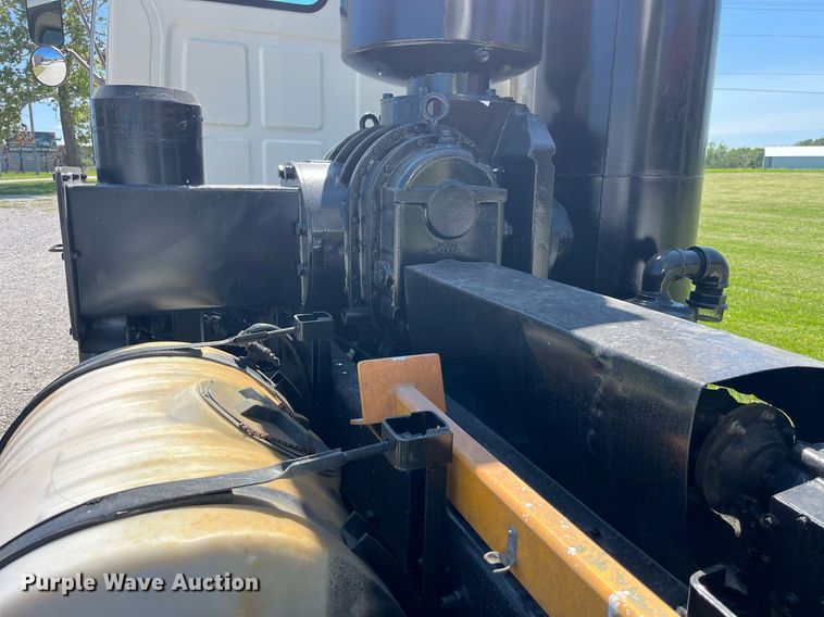 image for item MG9426 1998 Ford LT9513  vacuum truck