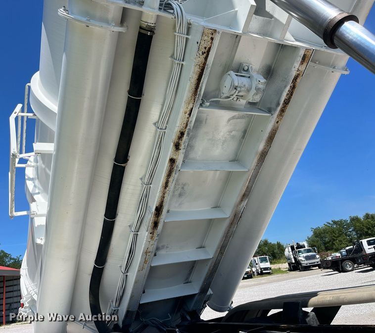 image for item MG9426 1998 Ford LT9513  vacuum truck