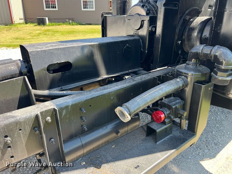 image for item MG9426 1998 Ford LT9513  vacuum truck