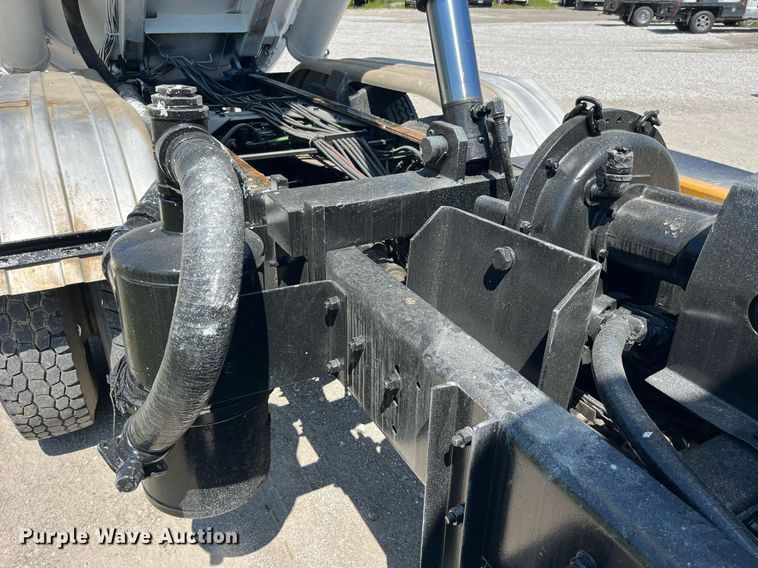 image for item MG9426 1998 Ford LT9513  vacuum truck