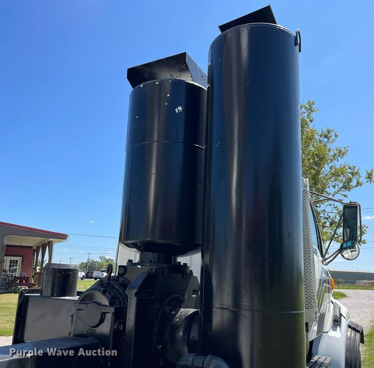 image for item MG9426 1998 Ford LT9513  vacuum truck