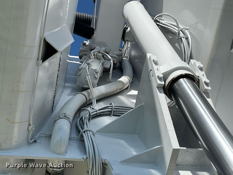 image for item MG9426 1998 Ford LT9513  vacuum truck