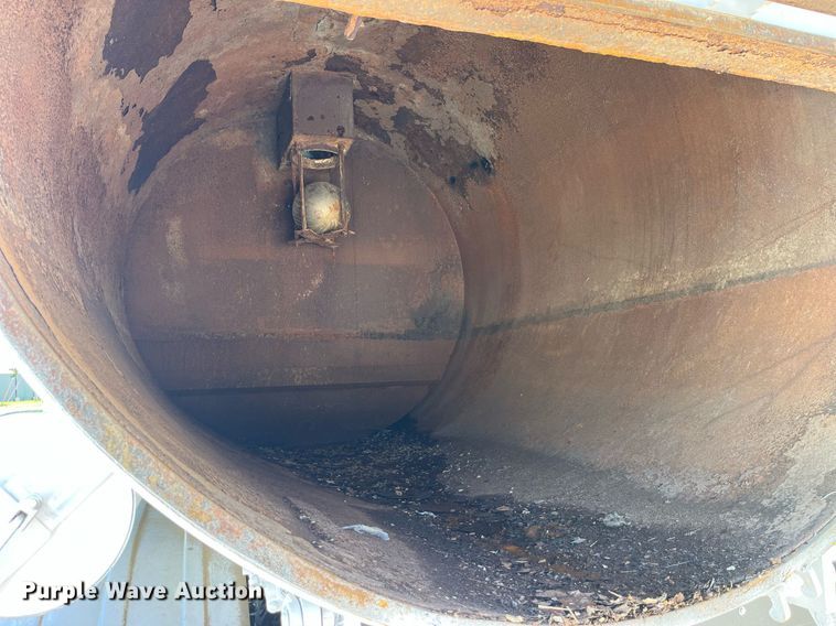 image for item MG9426 1998 Ford LT9513  vacuum truck