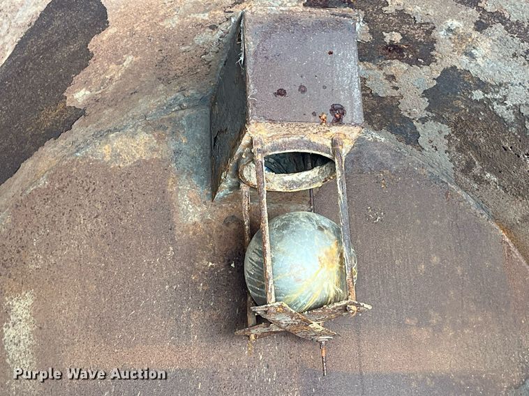 image for item MG9426 1998 Ford LT9513  vacuum truck