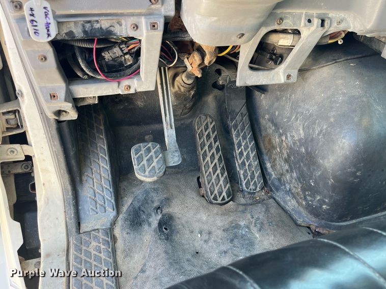 image for item MG9426 1998 Ford LT9513  vacuum truck