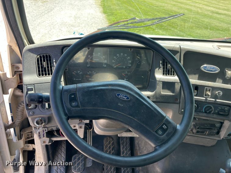 image for item MG9426 1998 Ford LT9513  vacuum truck