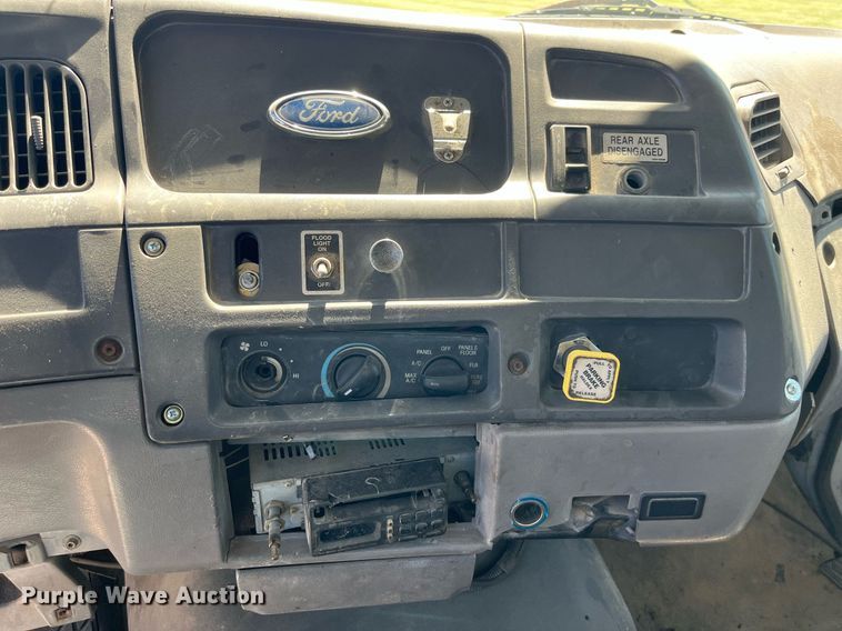 image for item MG9426 1998 Ford LT9513  vacuum truck