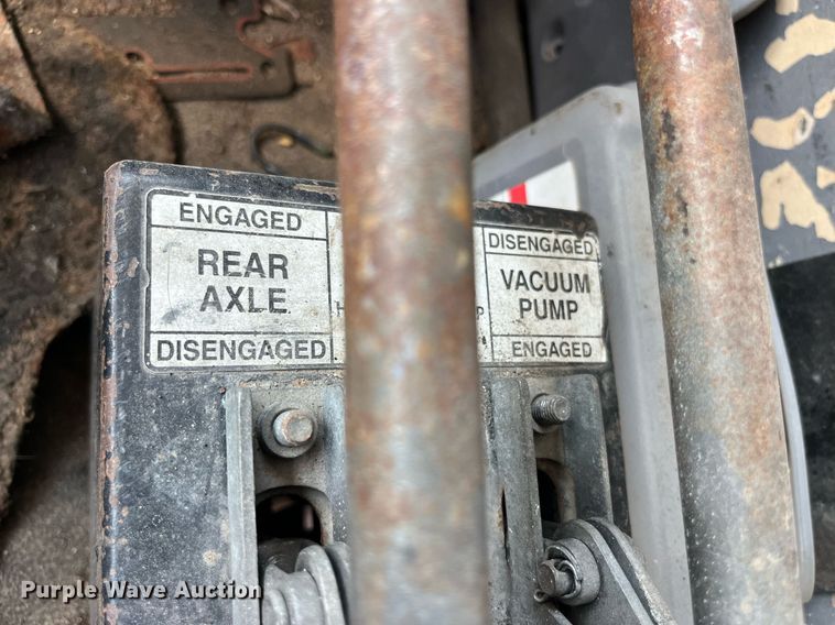 image for item MG9426 1998 Ford LT9513  vacuum truck