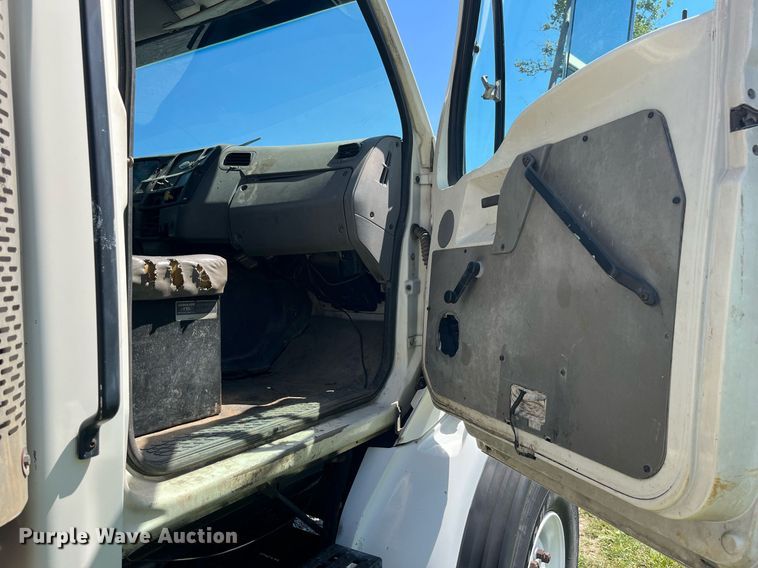 image for item MG9426 1998 Ford LT9513  vacuum truck