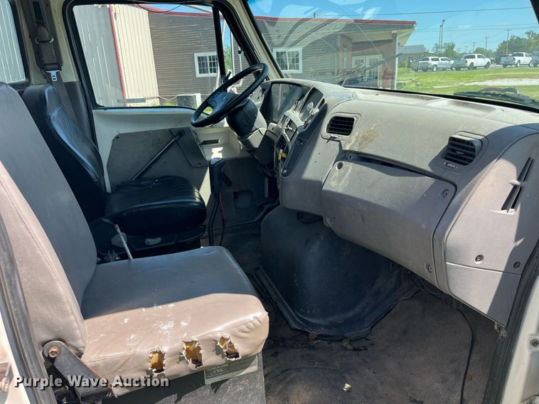 image for item MG9426 1998 Ford LT9513  vacuum truck