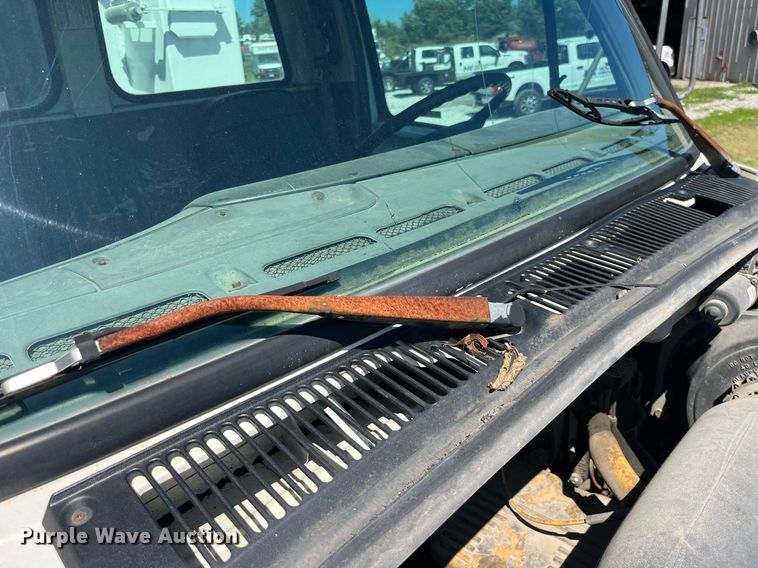 image for item MG9426 1998 Ford LT9513  vacuum truck