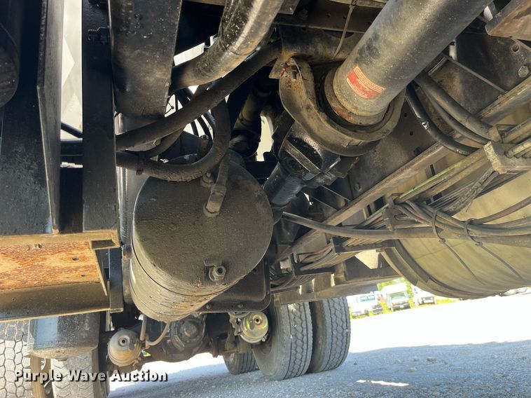 image for item MG9426 1998 Ford LT9513  vacuum truck