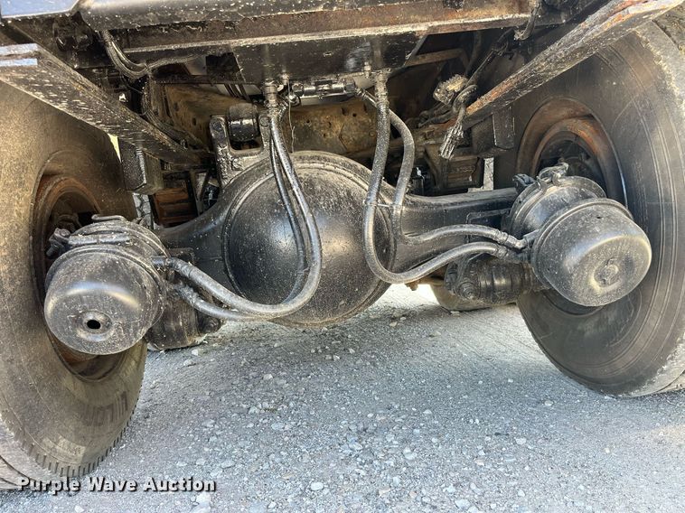 image for item MG9426 1998 Ford LT9513  vacuum truck