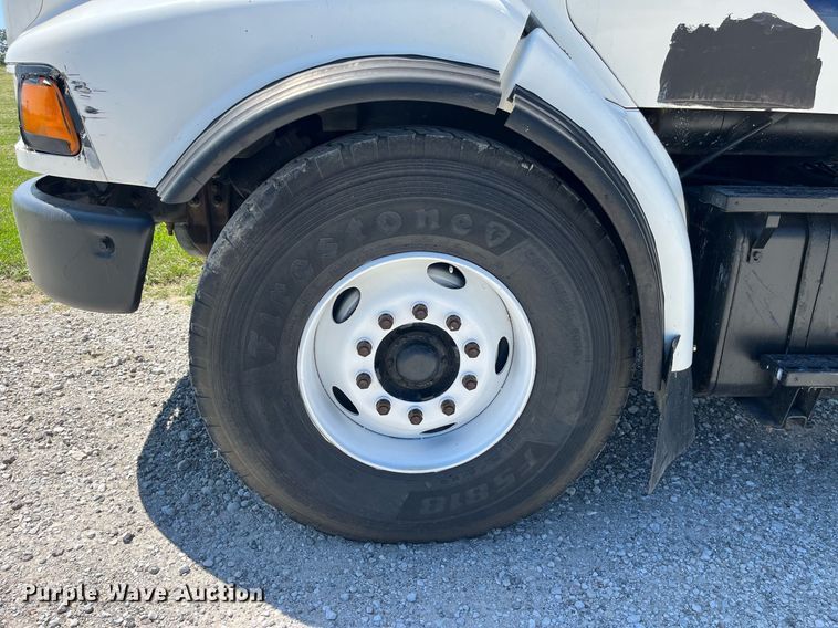 image for item MG9426 1998 Ford LT9513  vacuum truck