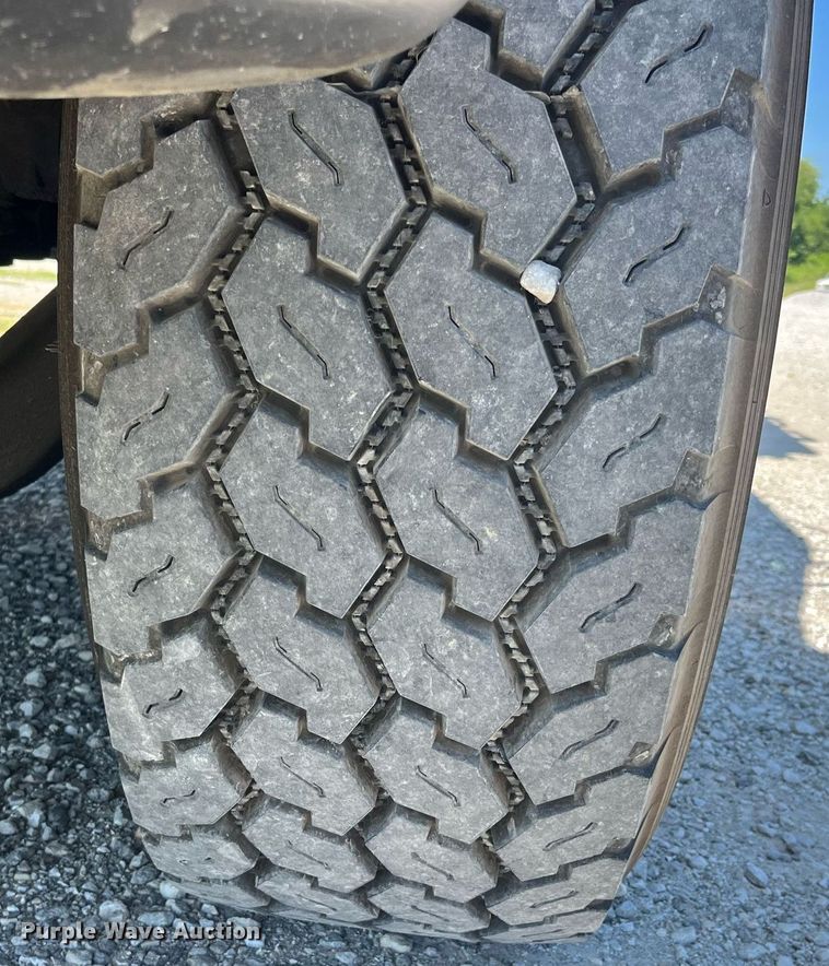 image for item MG9426 1998 Ford LT9513  vacuum truck