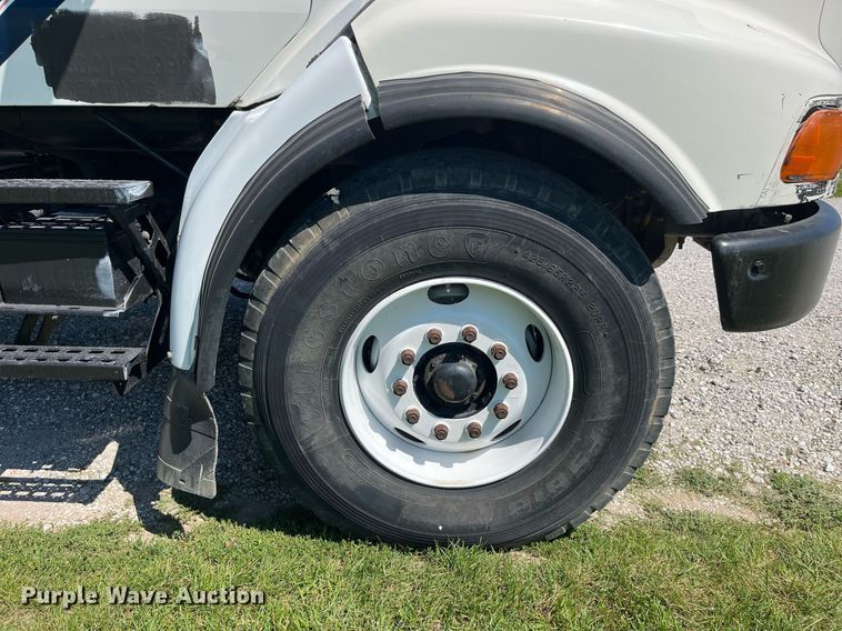 image for item MG9426 1998 Ford LT9513  vacuum truck