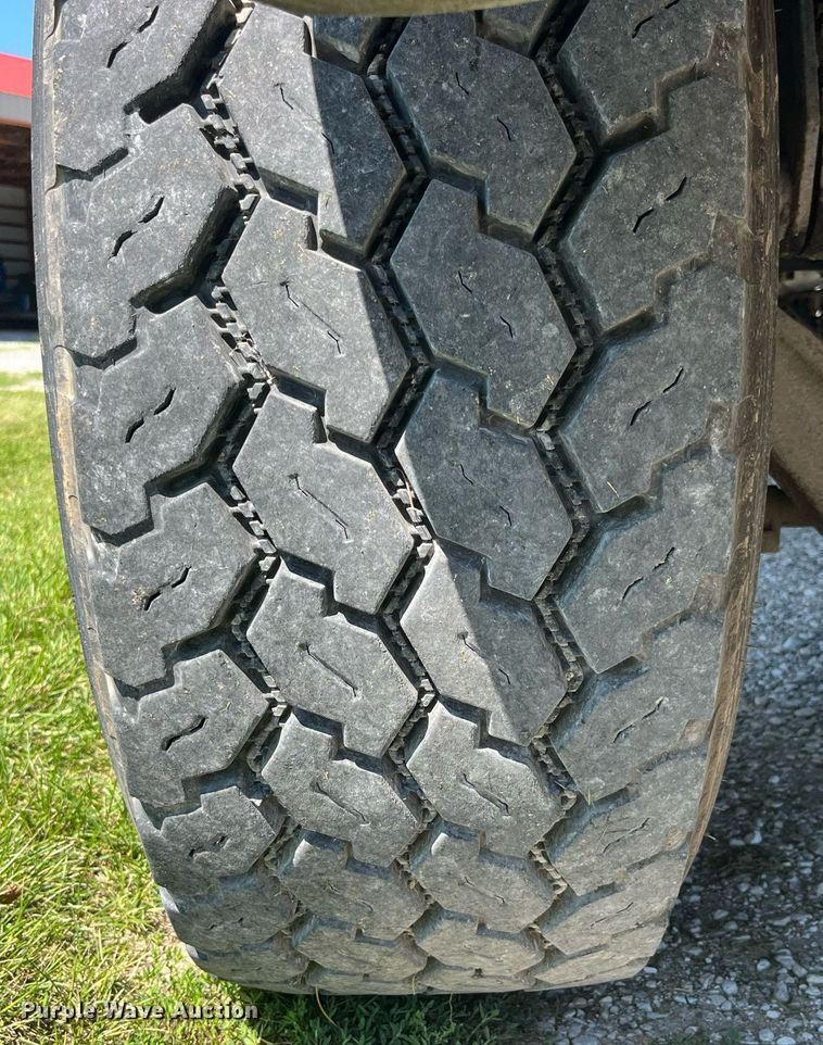 image for item MG9426 1998 Ford LT9513  vacuum truck