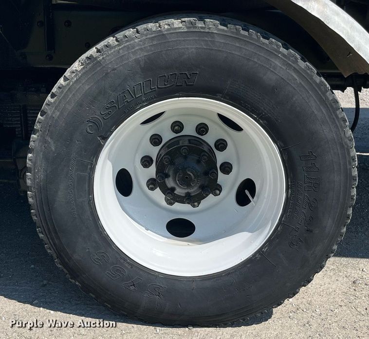 image for item MG9426 1998 Ford LT9513  vacuum truck