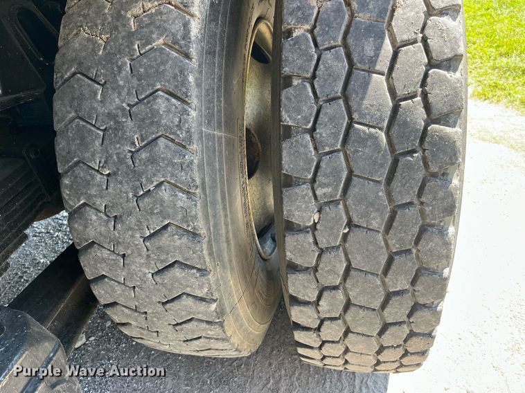 image for item MG9426 1998 Ford LT9513  vacuum truck