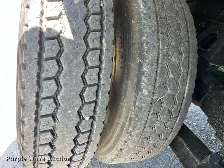 image for item MG9426 1998 Ford LT9513  vacuum truck