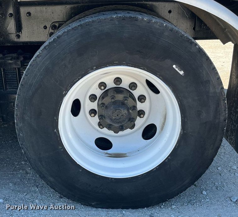 image for item MG9426 1998 Ford LT9513  vacuum truck