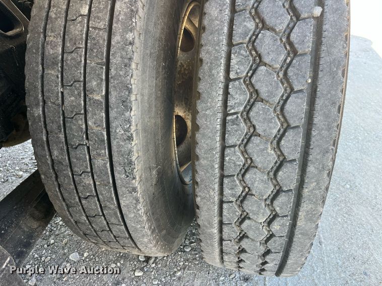 image for item MG9426 1998 Ford LT9513  vacuum truck