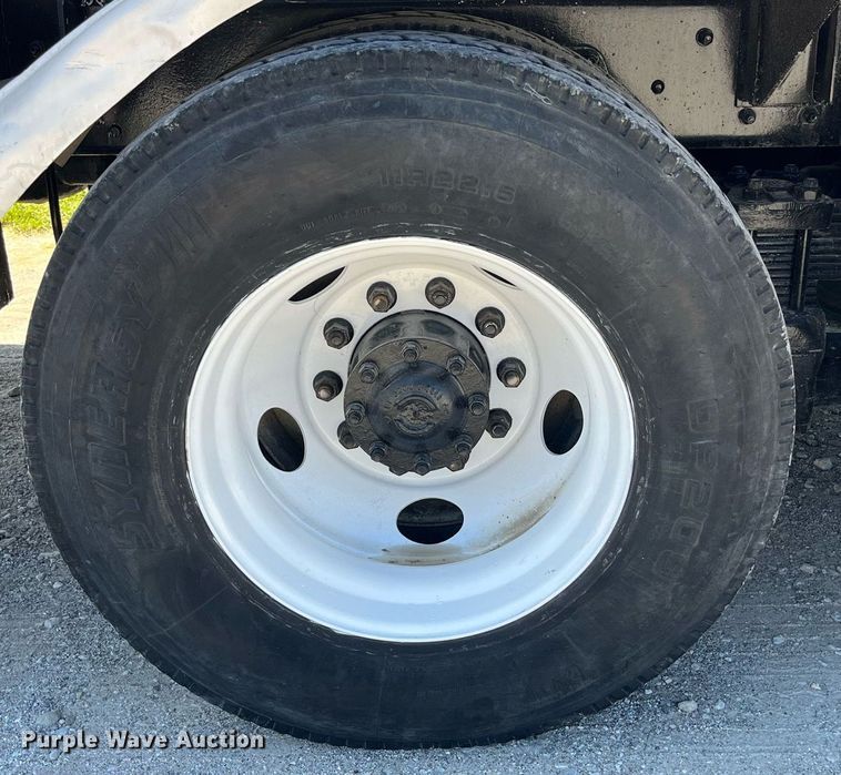 image for item MG9426 1998 Ford LT9513  vacuum truck