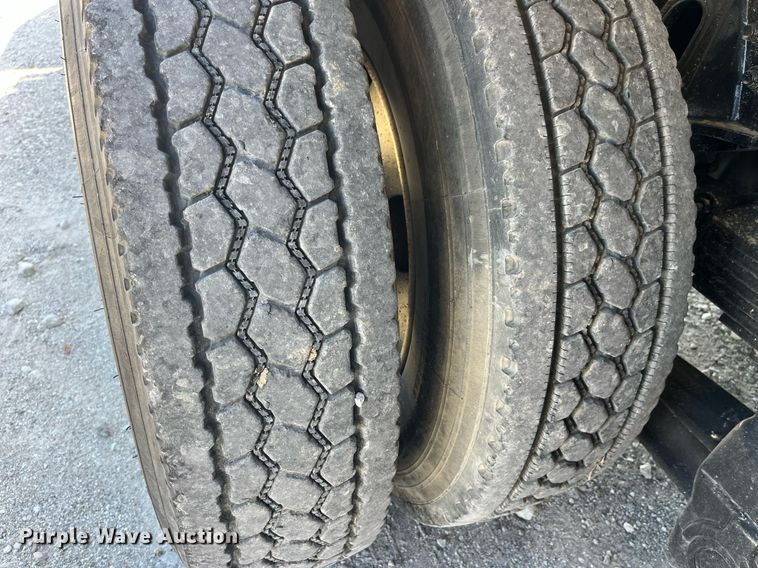 image for item MG9426 1998 Ford LT9513  vacuum truck