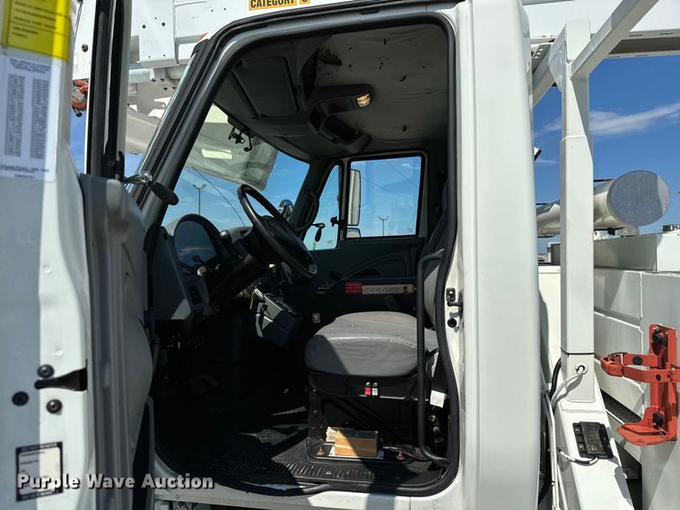 image for item ML9143 2006 International 4400  bucket truck