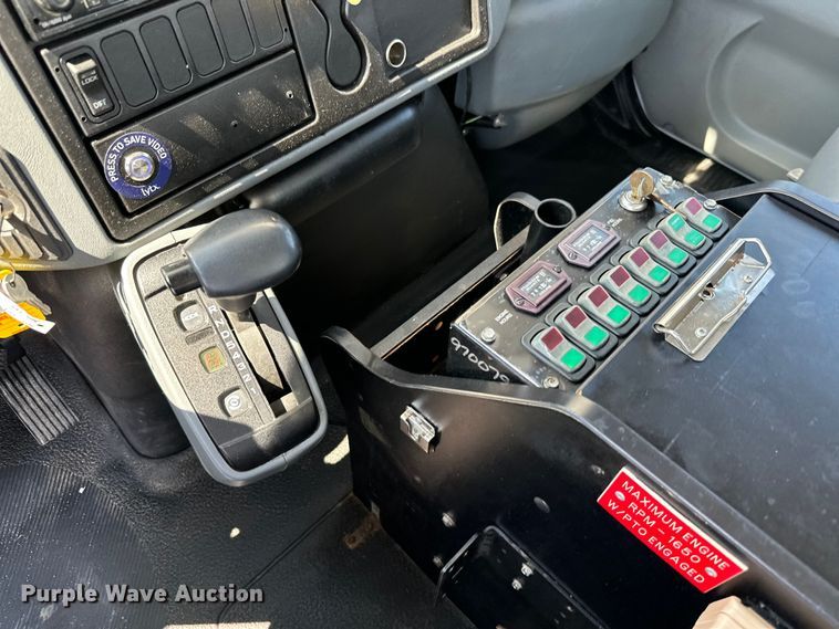 image for item ML9143 2006 International 4400  bucket truck