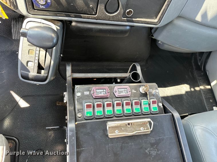 image for item ML9143 2006 International 4400  bucket truck