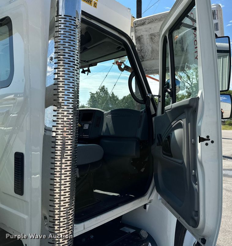 image for item ML9143 2006 International 4400  bucket truck