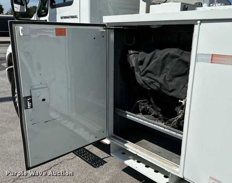 image for item ML9143 2006 International 4400  bucket truck