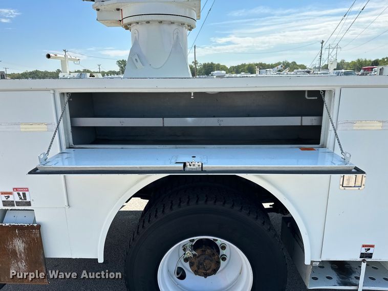 image for item ML9143 2006 International 4400  bucket truck