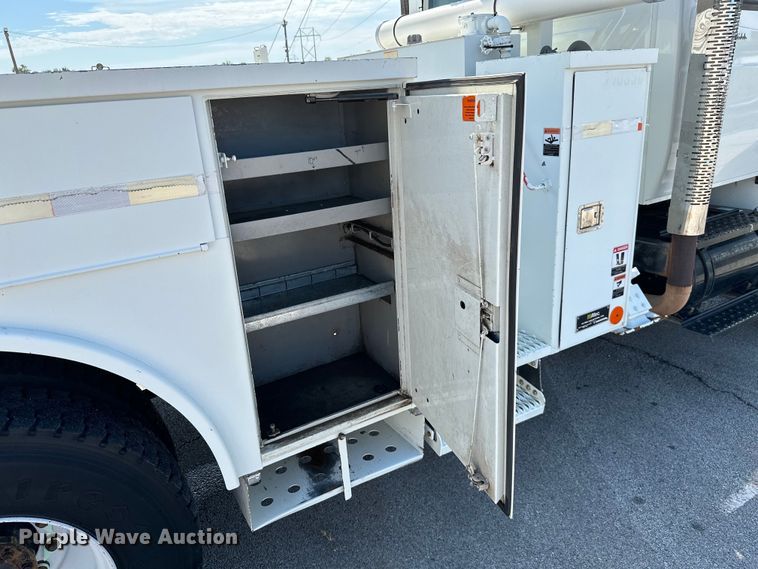 image for item ML9143 2006 International 4400  bucket truck