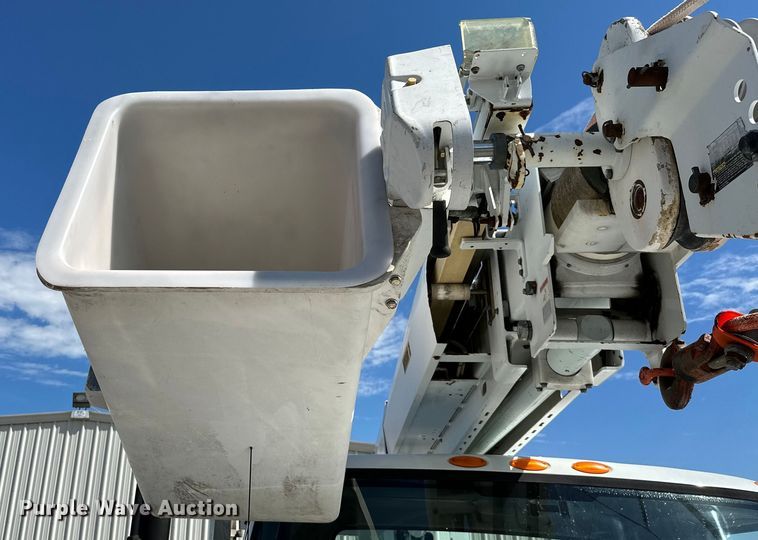 image for item ML9143 2006 International 4400  bucket truck