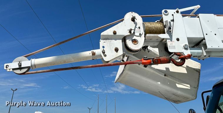 image for item ML9143 2006 International 4400  bucket truck