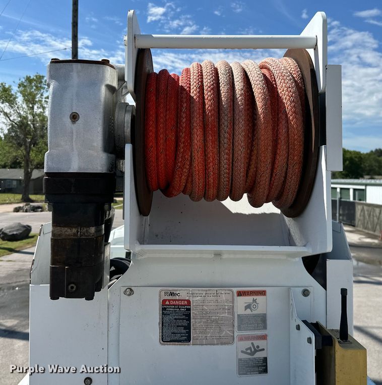 image for item ML9143 2006 International 4400  bucket truck