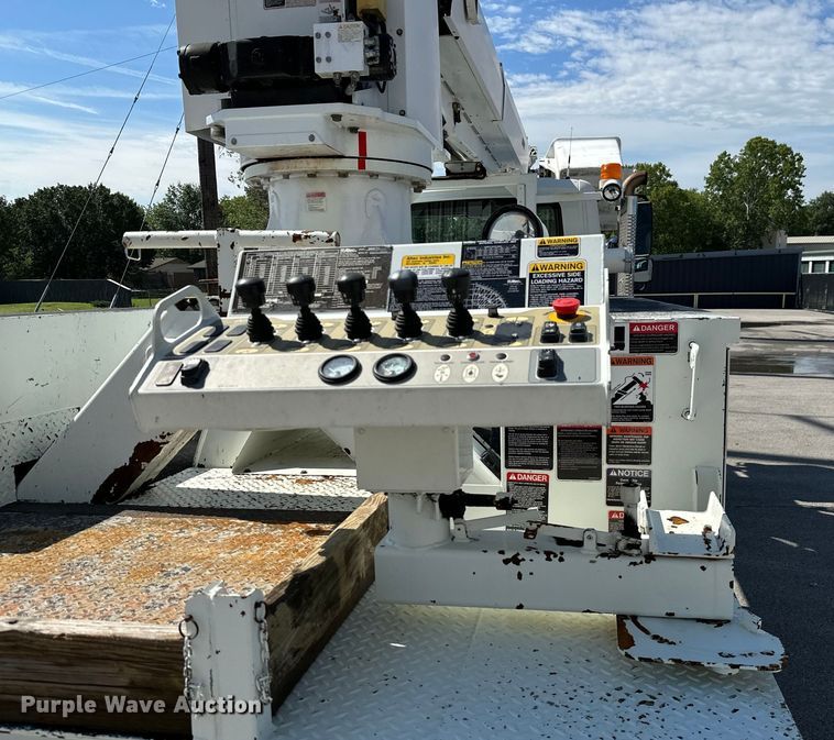 image for item ML9143 2006 International 4400  bucket truck