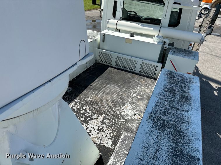 image for item ML9143 2006 International 4400  bucket truck