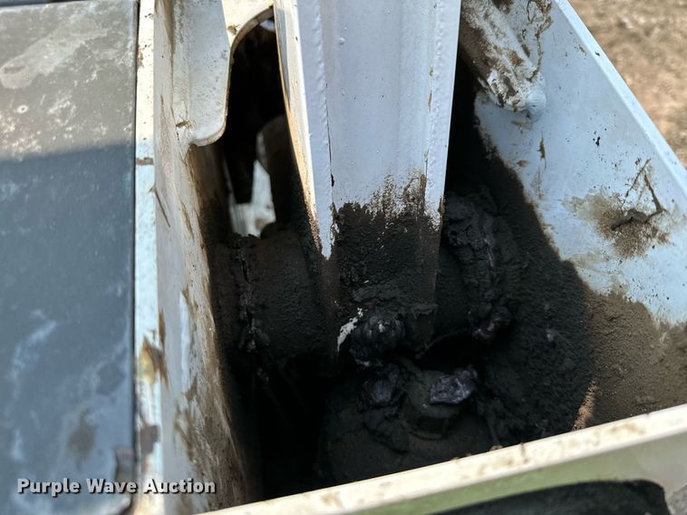 image for item MQ9335 2019 Bobcat T595  skid steer loader