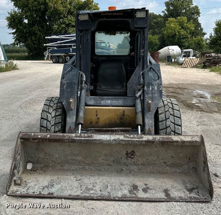 image for item MQ9356 1999 New Holland LX885  skid steer loader