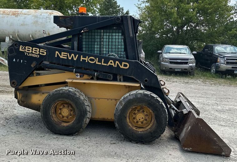 image for item MQ9356 1999 New Holland LX885  skid steer loader