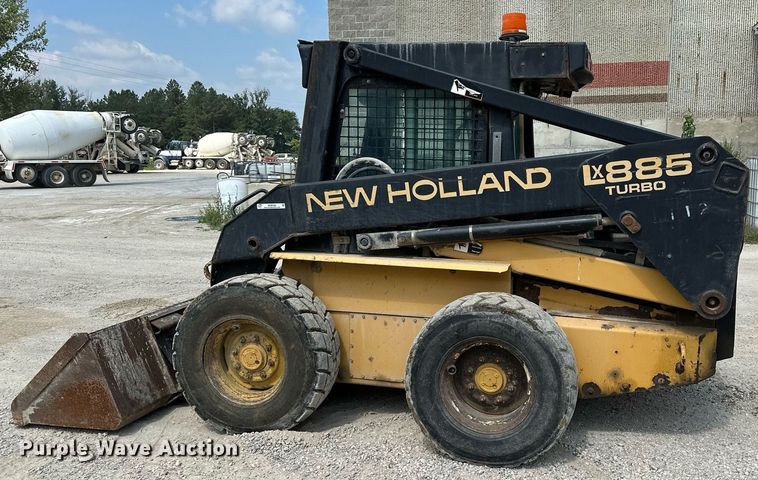 image for item MQ9356 1999 New Holland LX885  skid steer loader