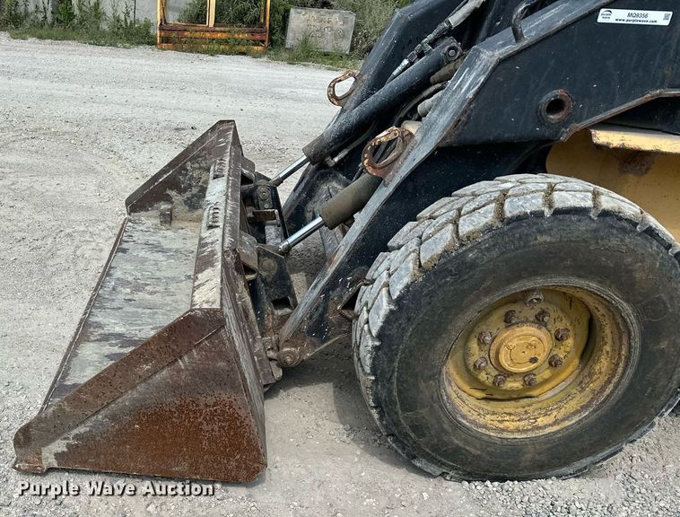 image for item MQ9356 1999 New Holland LX885  skid steer loader