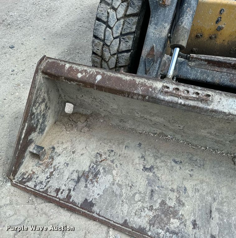 image for item MQ9356 1999 New Holland LX885  skid steer loader